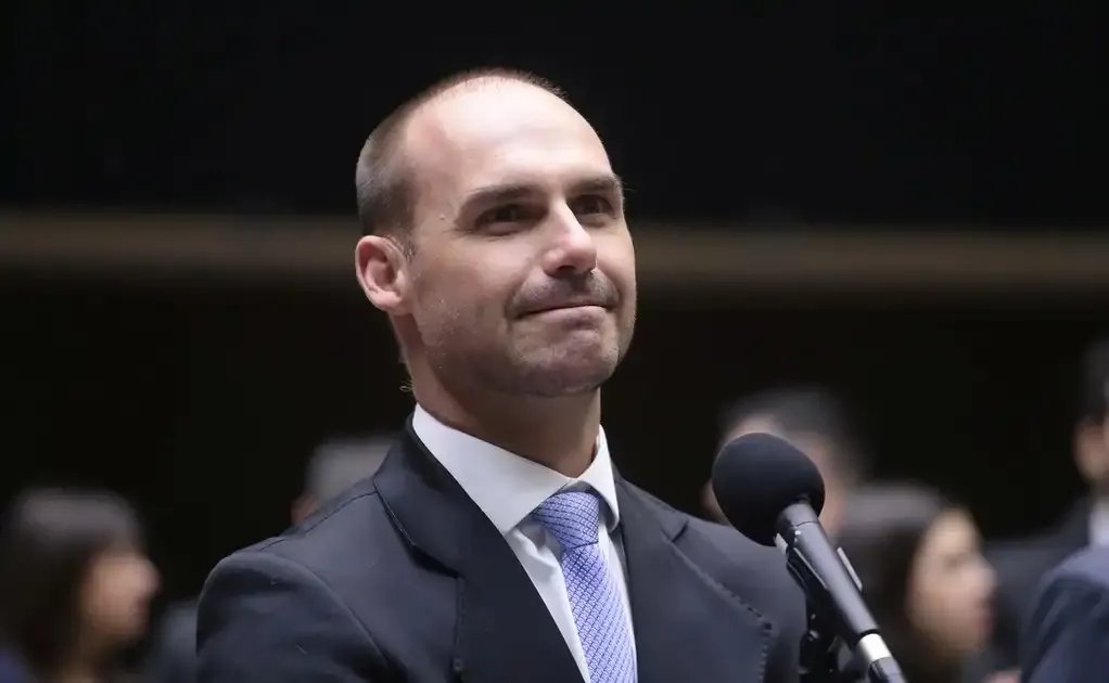 Eduardo Bolsonaro atuou como produtor-executivo de filme sobre o pai