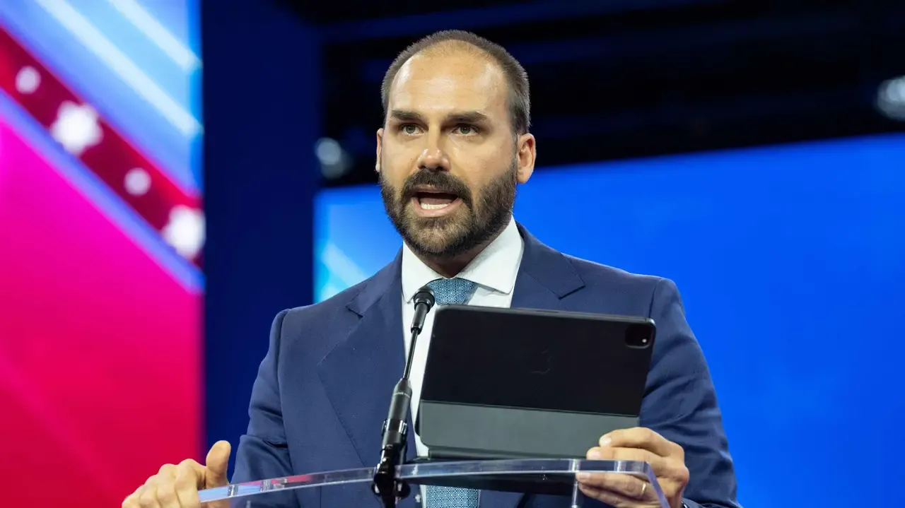 Eduardo Bolsonaro tem Green Card aprovado nos EUA