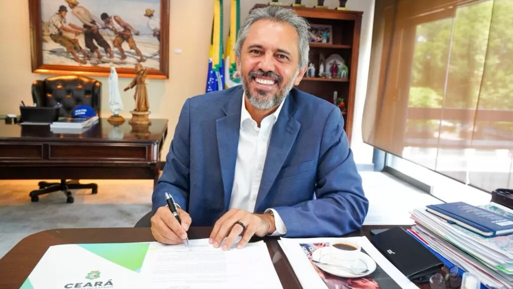 Elmano de Freitas anuncia reajuste salarial e auxílio-alimentação para servidores estaduais