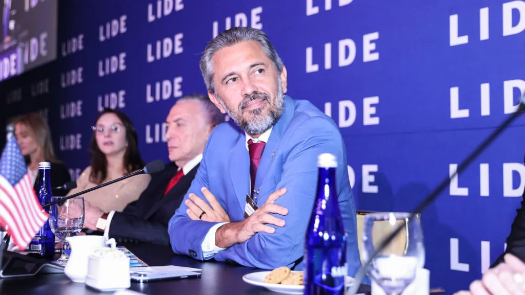 Elmano de Freitas destaca potencial do Ceará em energia limpa e data centers em fórum nos EUA