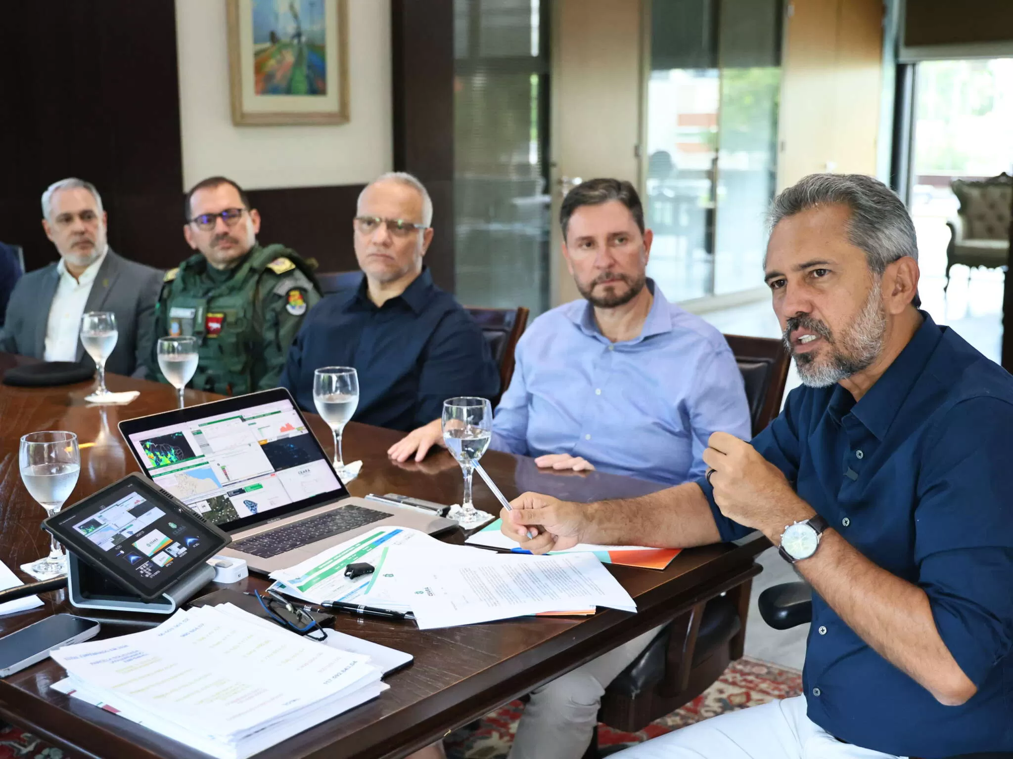 Elmano de Freitas iguala auxílio-alimentação de militares a outros servidores, aumento de 30%