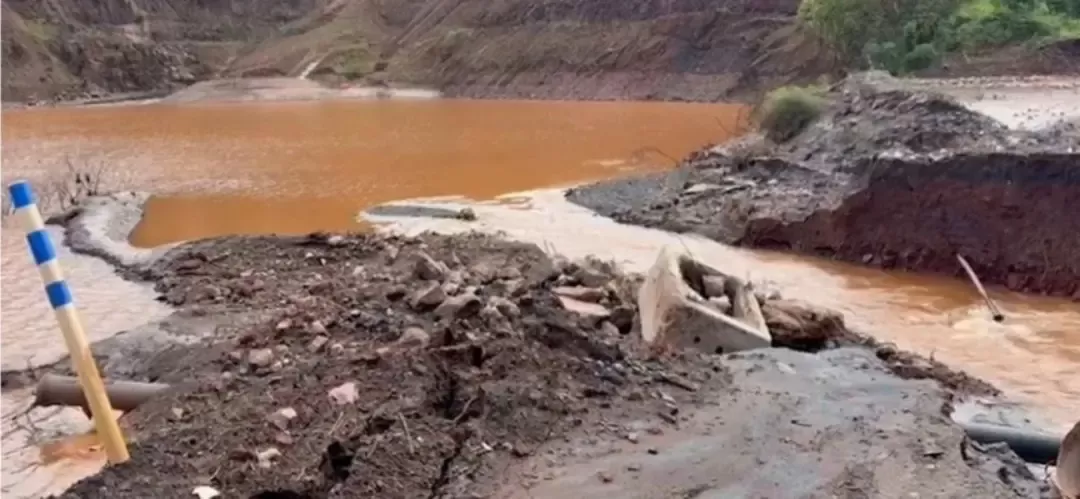 Estrutura da Vale transborda e causa enxurrada de lama entre Ouro Preto e Congonhas