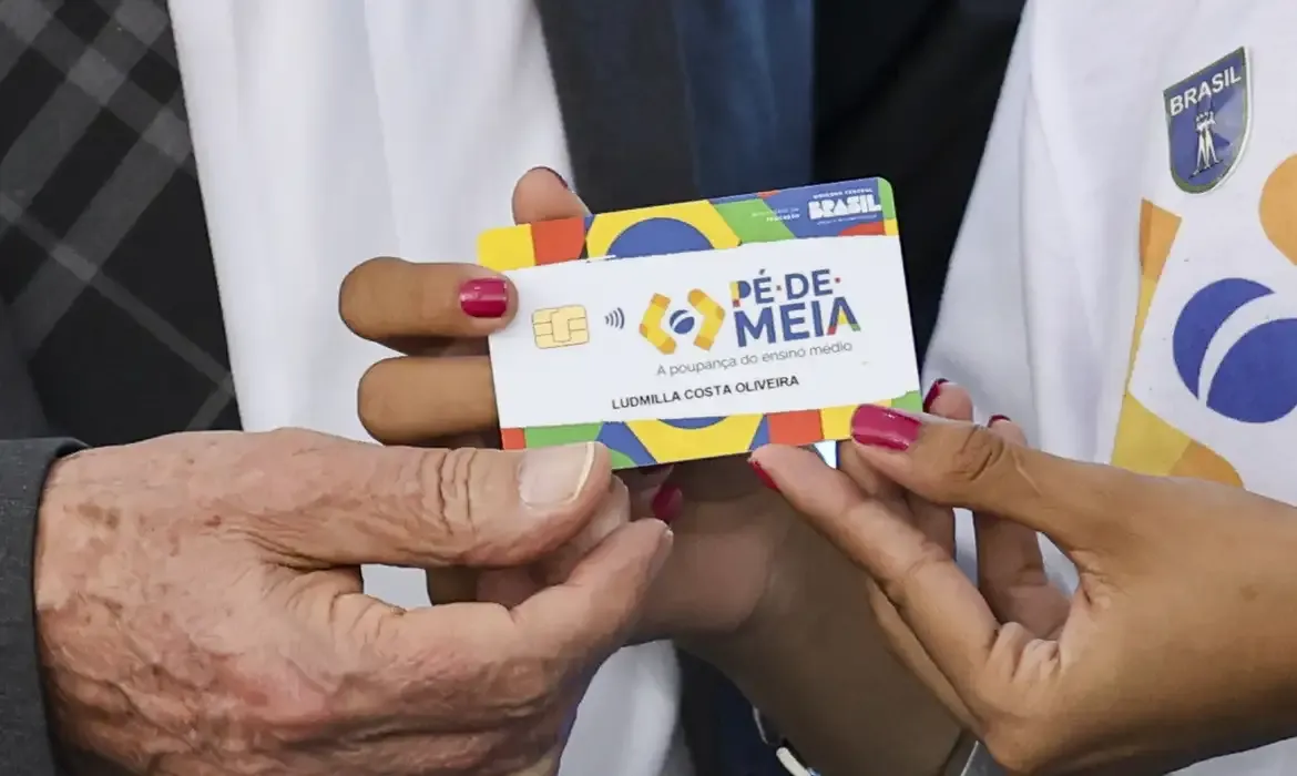 Estudantes recebem quarta parcela do programa Pé-de-Meia