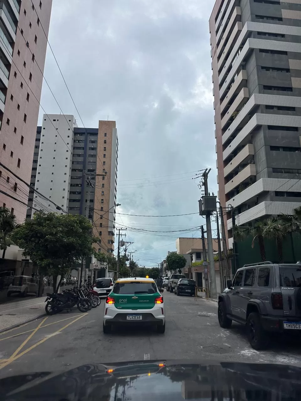 Explosão em poste da Enel em Fortaleza gera susto e corte de energia