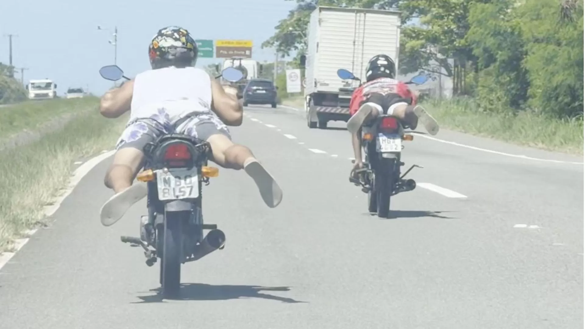 Flagrante Chocante: Motociclistas Arriscam Vidas com Manobra 'Superman' em Rodovia Movimentada
