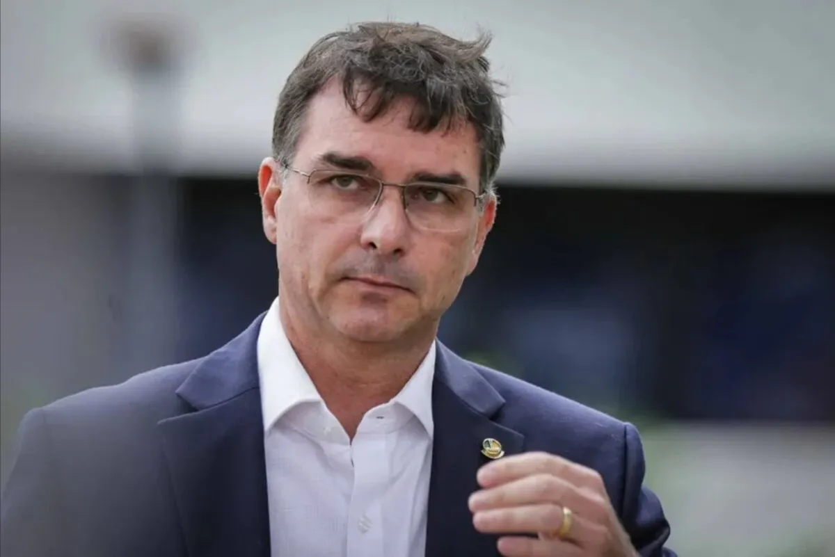 Flávio Bolsonaro aciona TSE contra pesquisa após queda em levantamento