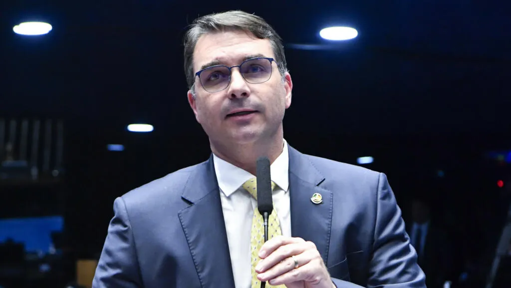 Flávio Bolsonaro admite encontro e ameaça de substituição cresce