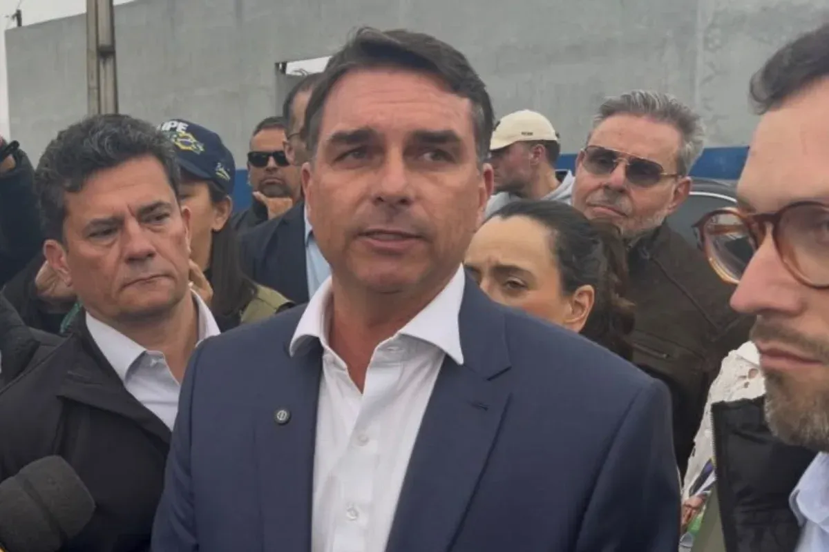 Flávio Bolsonaro critica o STF em agenda de campanha