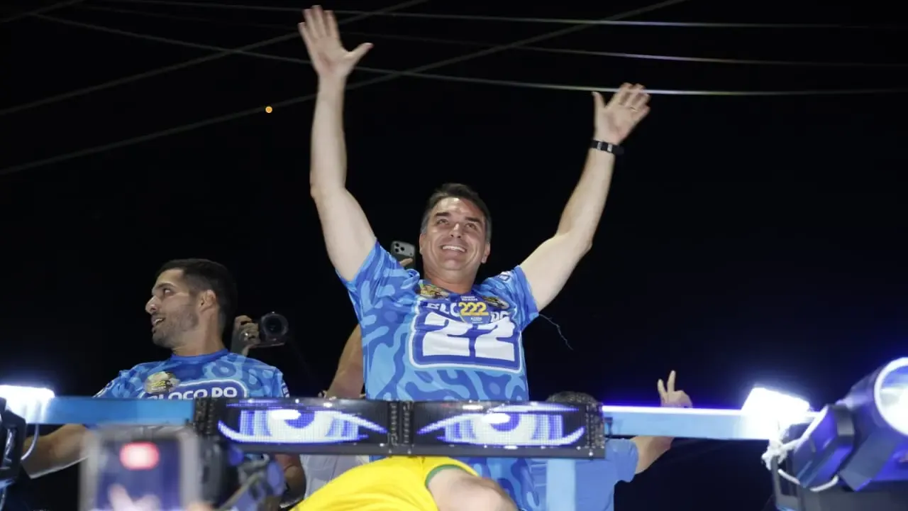Flávio Bolsonaro projeta novos ministros para o STF em Fortaleza