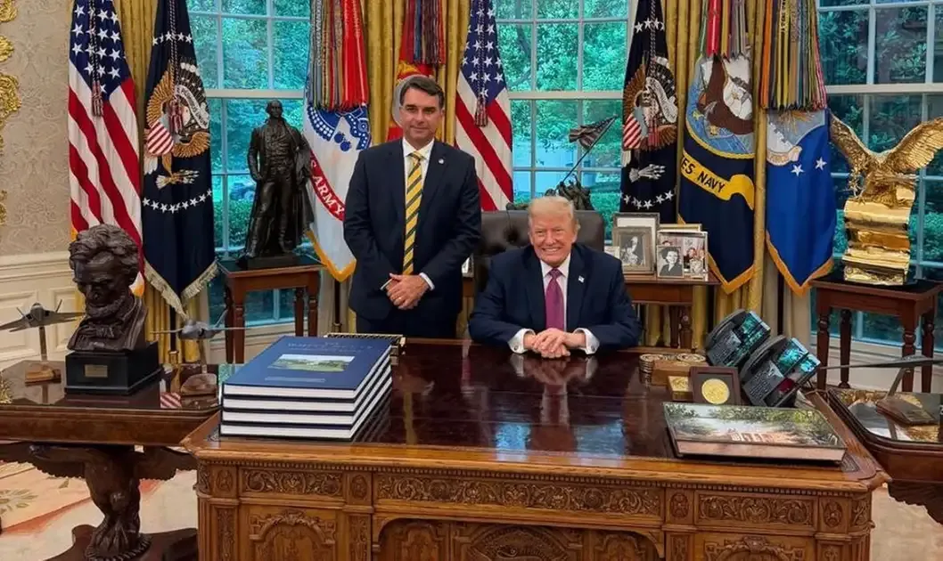 Flávio Bolsonaro se reúne com Trump nos EUA