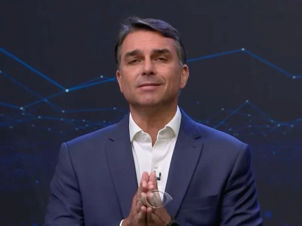Flávio reconhece falhas na saúde durante governo do pai