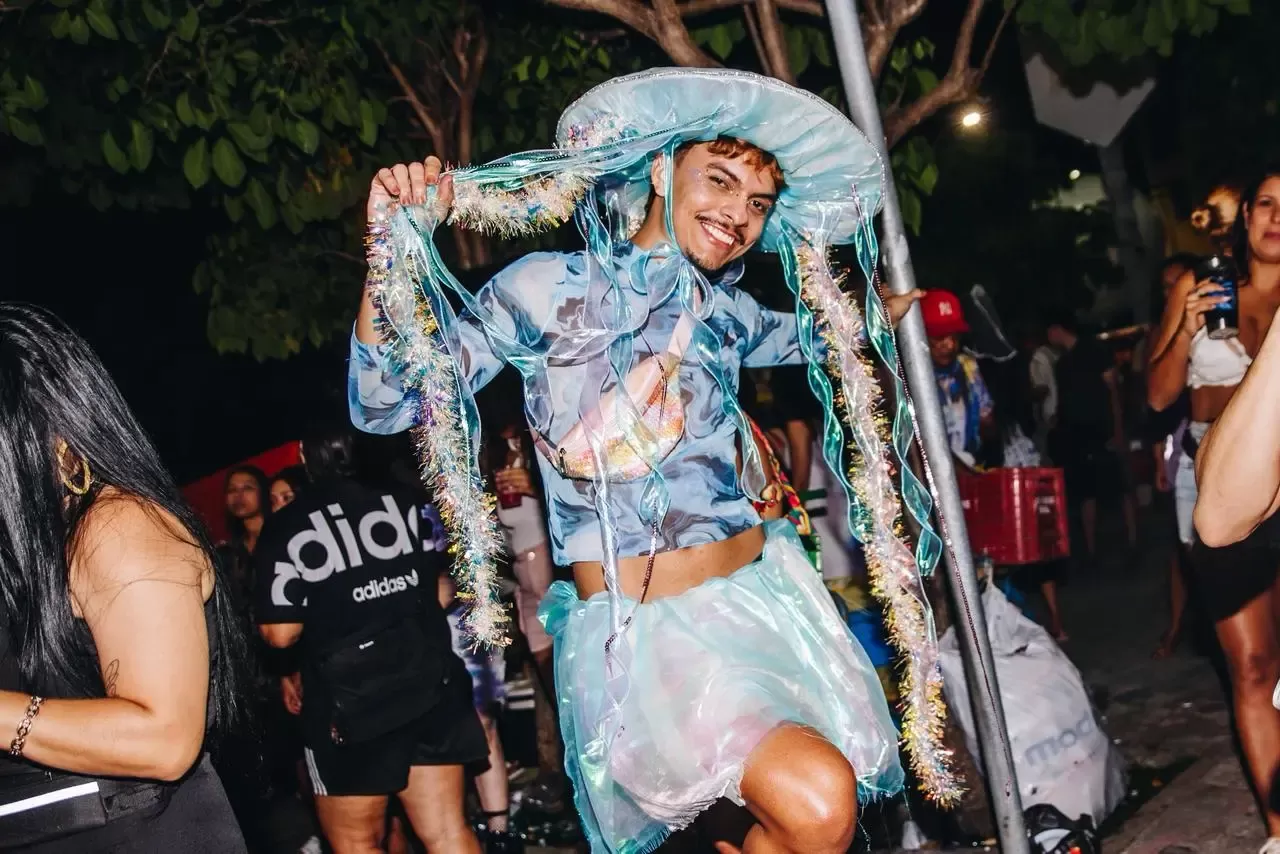 Foliões brilham com fantasias autorais no Carnaval da Mocinha: criatividade e identidade em destaque