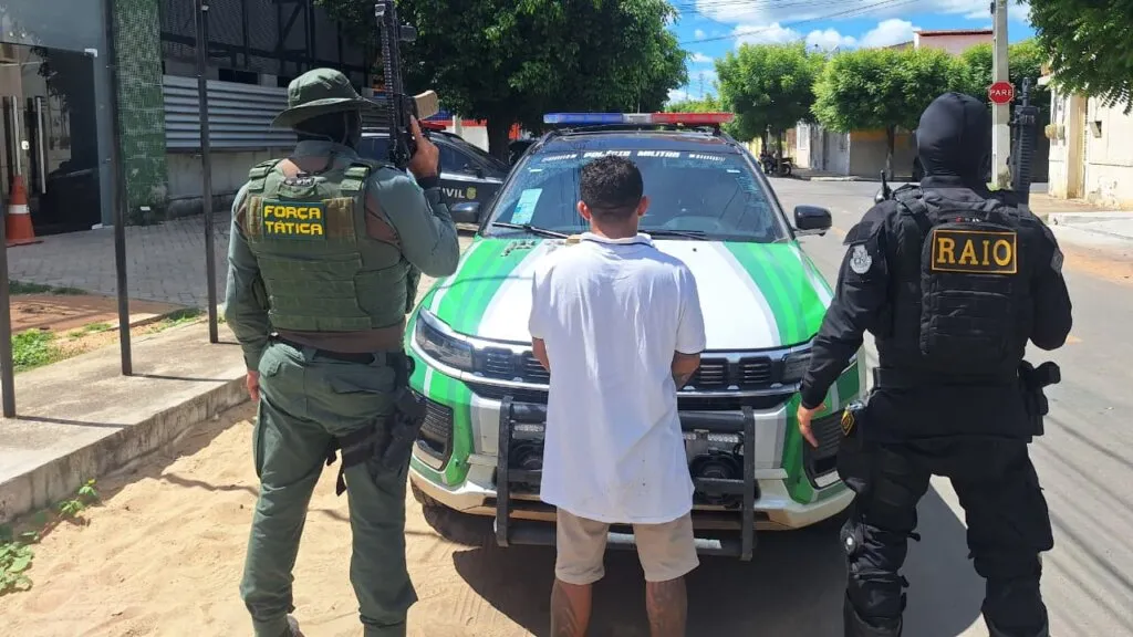 Foragido da Justiça é preso com drogas e arma em Russas