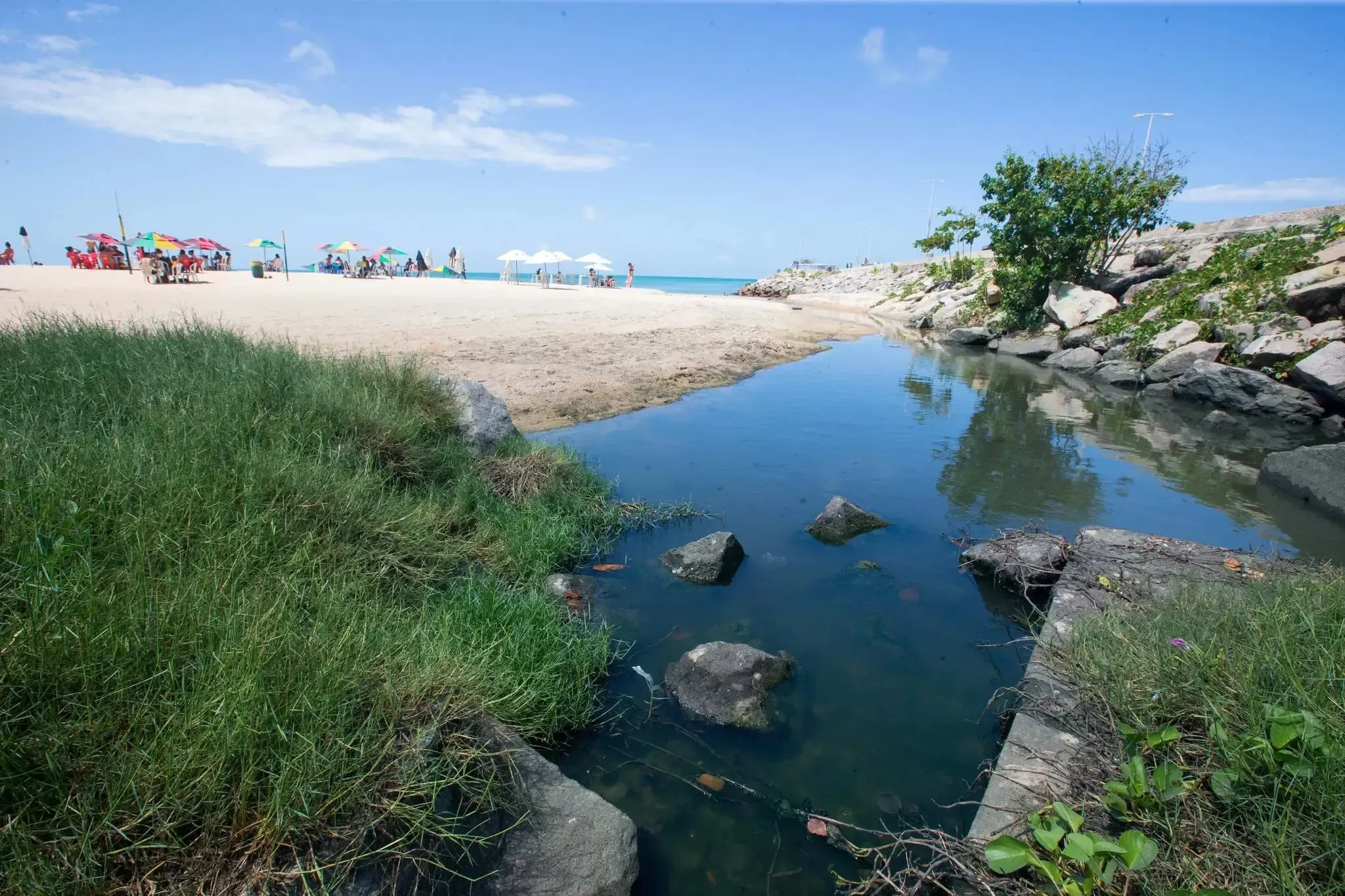 Fortaleza: Manchas em Iracema mobilizam Prefeitura e Governo por solução definitiva