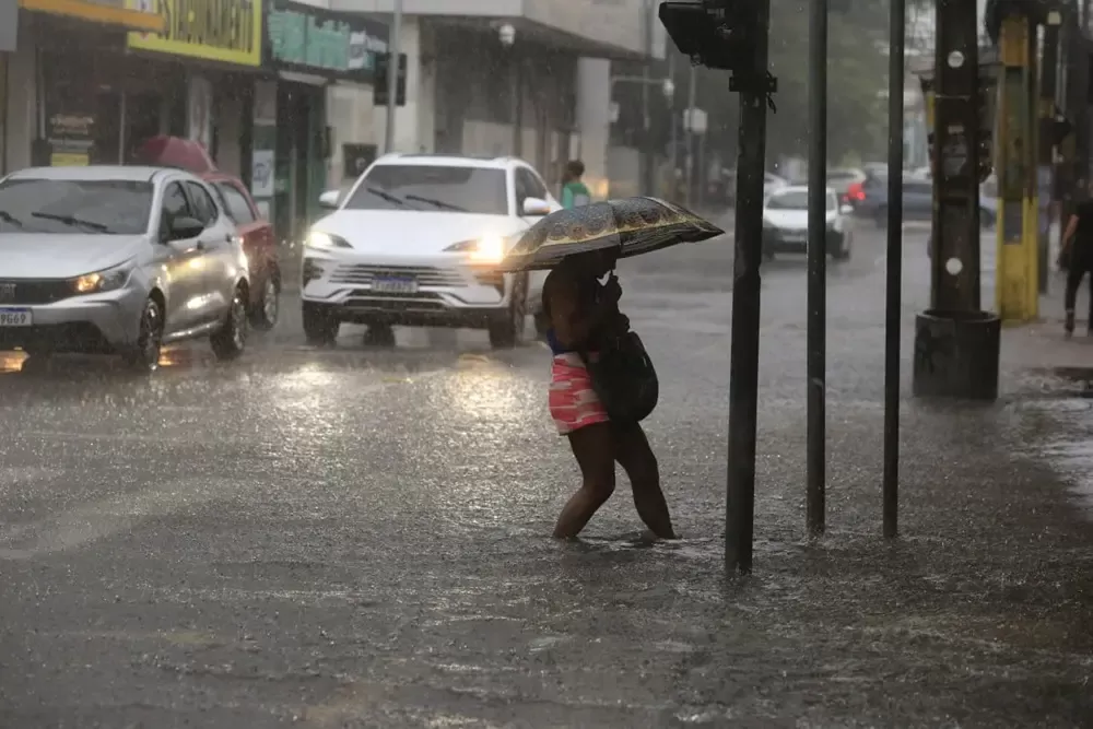Fortaleza sofre com chuva recorde: alagamentos, desabamentos e criança desaparecida