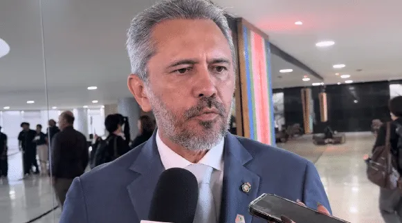 Governador Elmano celebra apoio massivo de prefeitos