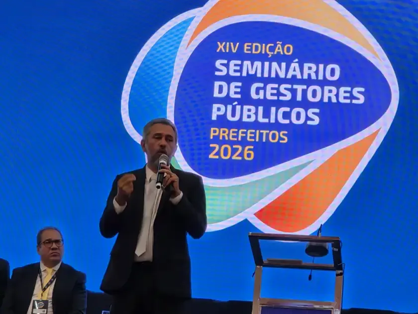 Governador Elmano destaca liderança dos prefeitos
