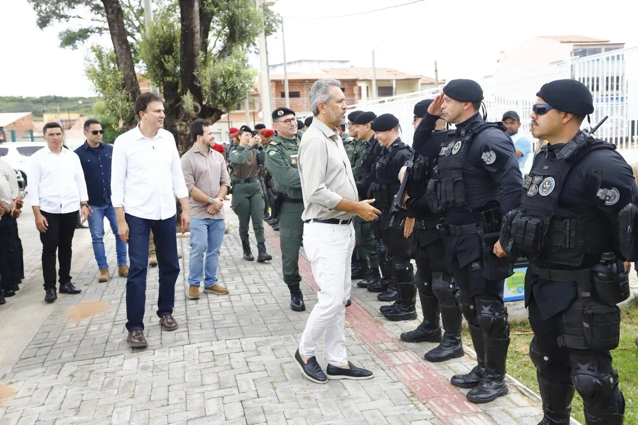 Governador entrega reforma de companhia da PM em Barbalha