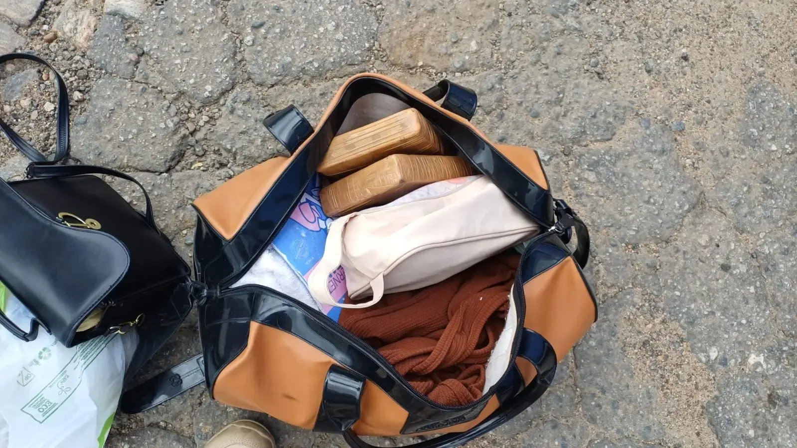 Grávida é presa com 2kg de cocaína em ônibus na divisa CE/PB
