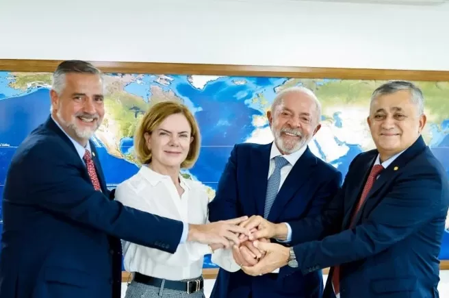Guimarães assume articulação política e se reúne com Lula antes da posse