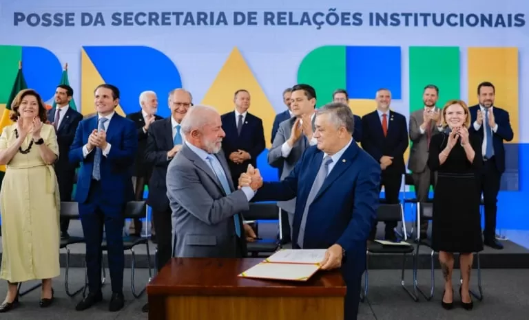 Guimarães assume Ministério e demonstra força política com apoio do Congresso