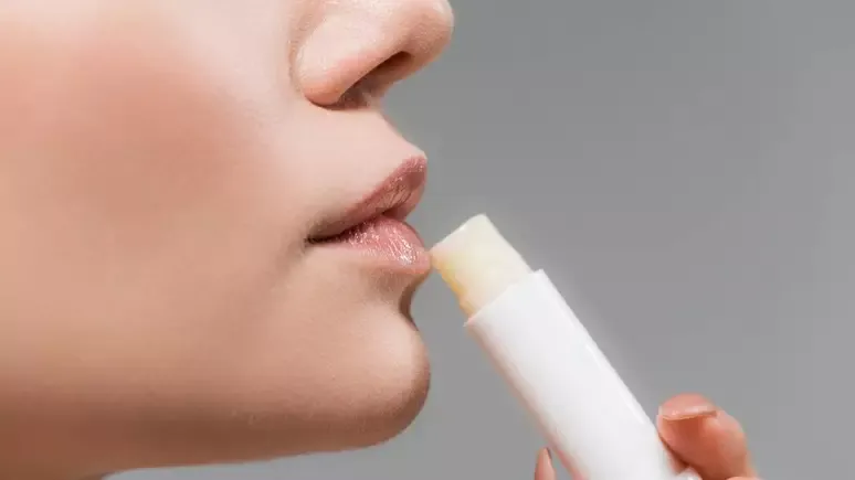Hábito comum causa rachaduras e irritação nos lábios