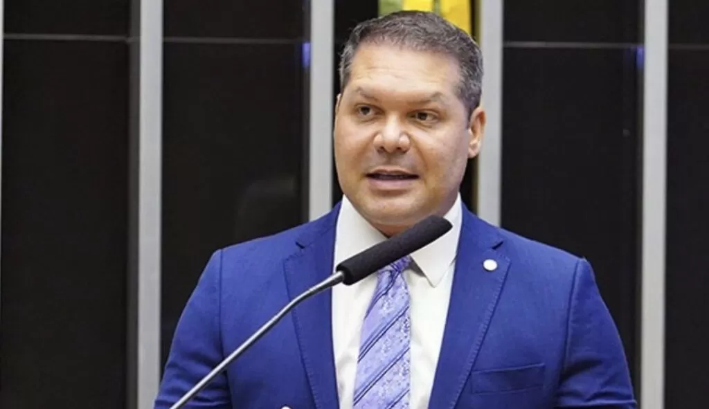 Heitor Freire troca União Brasil pelo Podemos e causa impacto imediato na política cearense