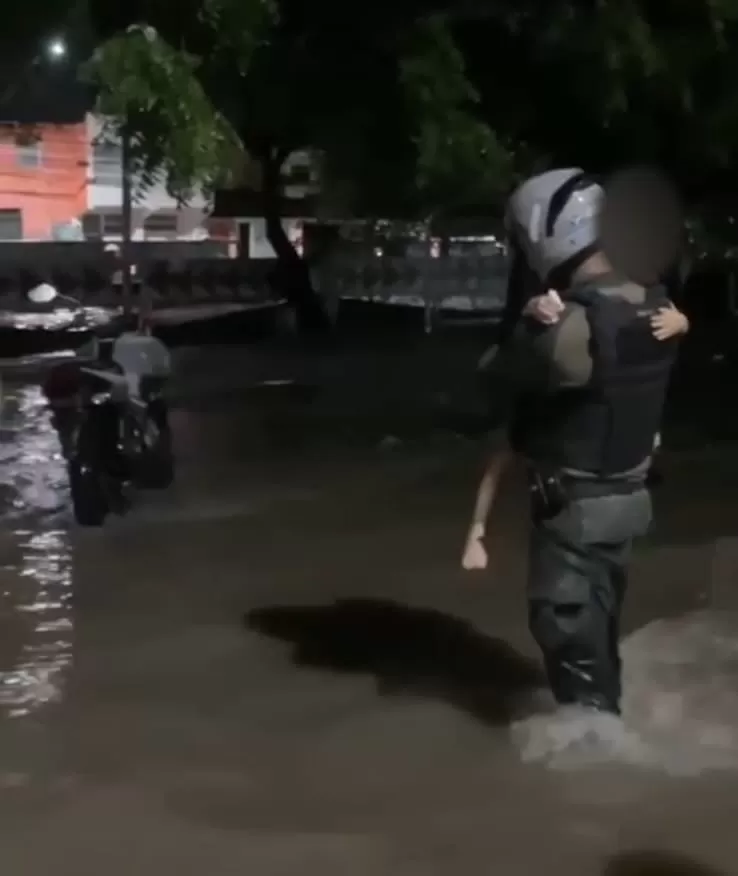 Herói em Ação: Policial Militar Salva Família de Enchente em Fortaleza