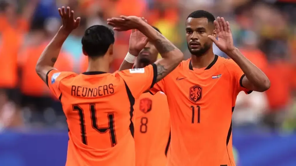 Holanda goleia Suécia e se aproxima da classificação