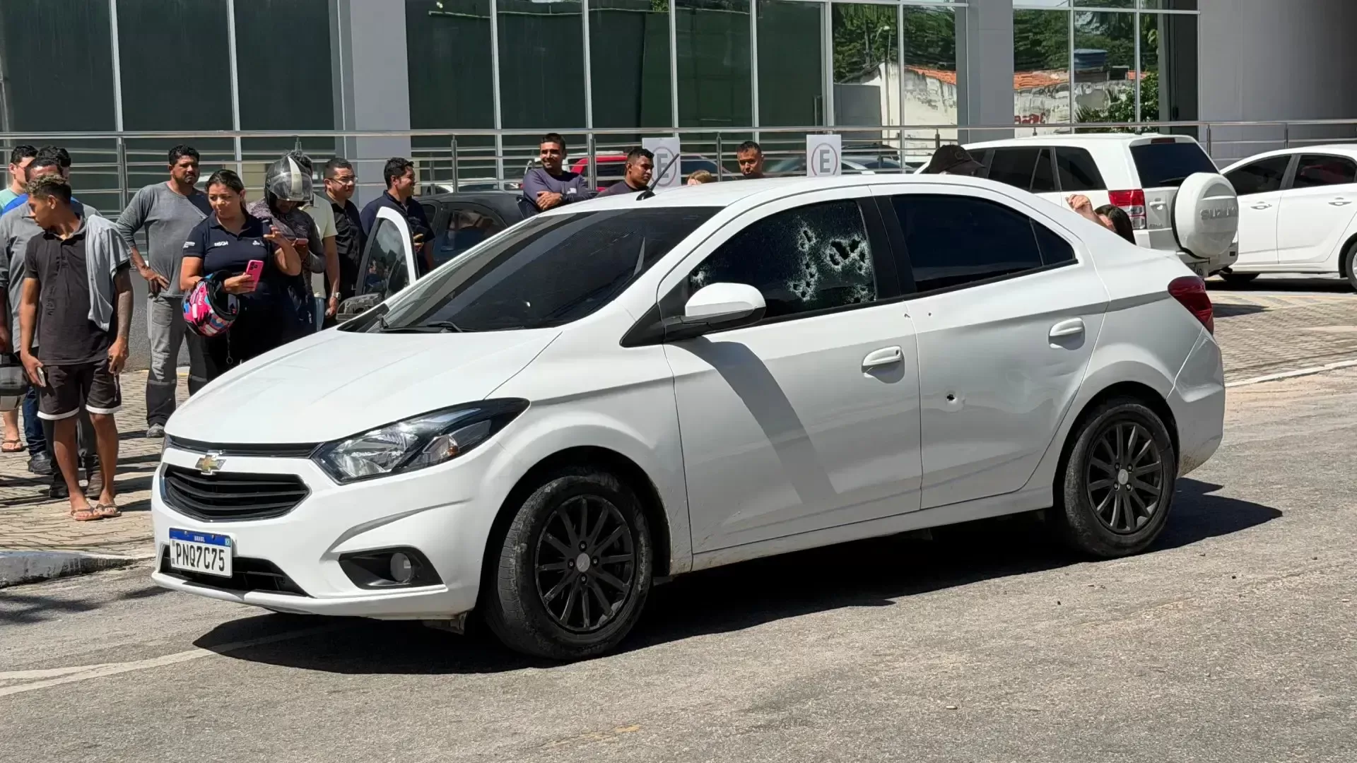 Homem com histórico criminal é executado a tiros em carro na Washington Soares