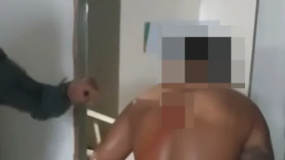 Homem com tornozeleira eletrônica invade delegacia em Caucaia