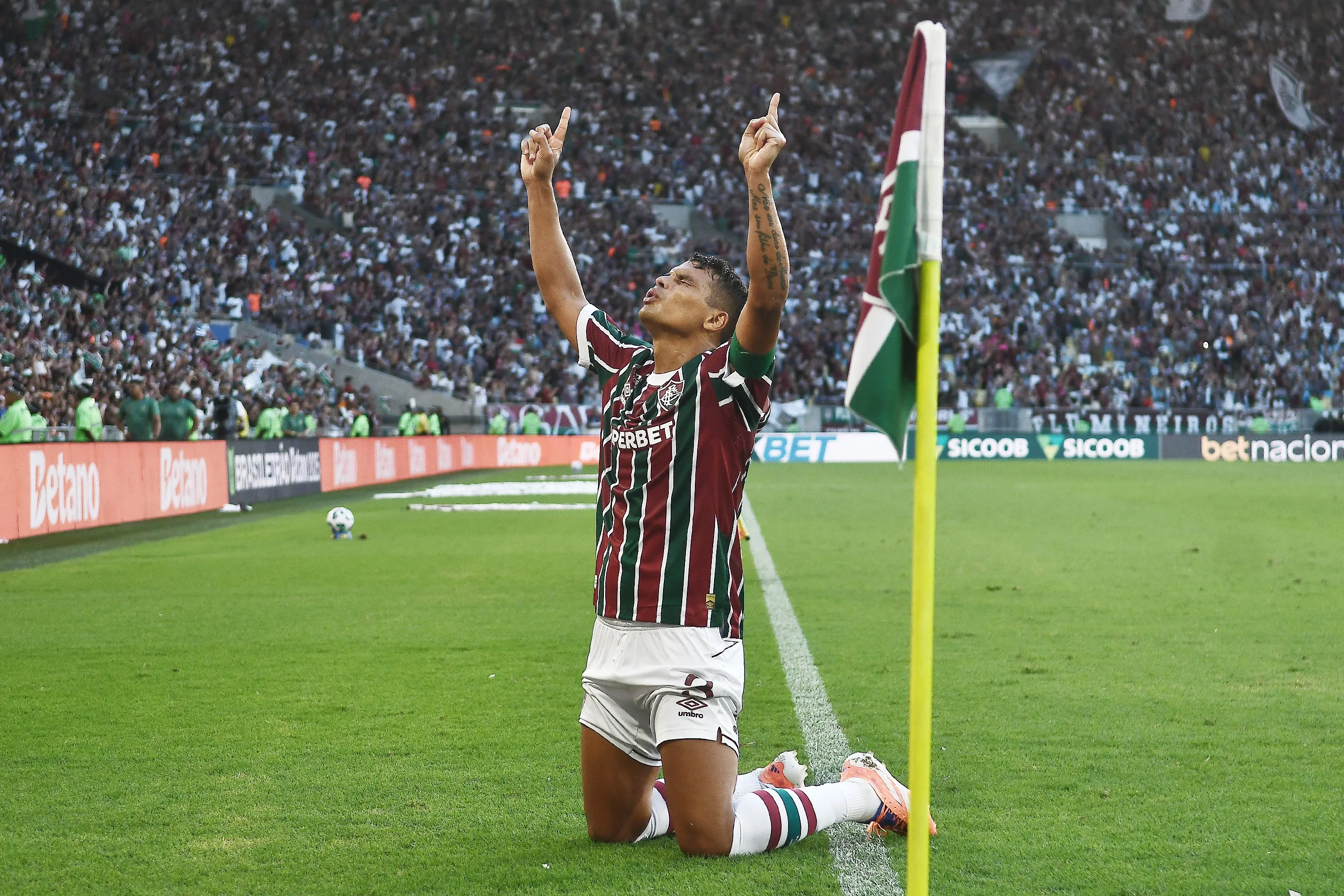 Hulk celebra retorno de Thiago Silva ao Fluminense