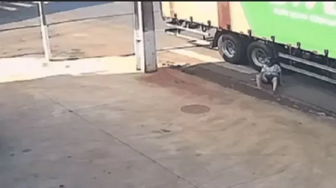 Idosa de 62 anos sobrevive milagrosamente após ser derrubada e rolar sob caminhão no Paraná