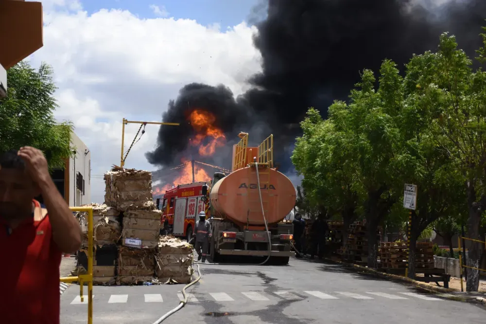 Incêndio atinge fábrica de embalagens e reciclagem em Sobral