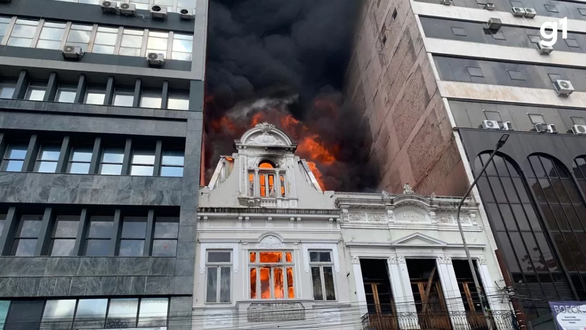 Incêndio atinge prédio histórico no Centro de Porto Alegre