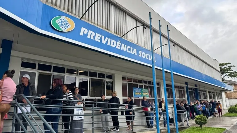 INSS reforça atendimento para reduzir filas do BPC