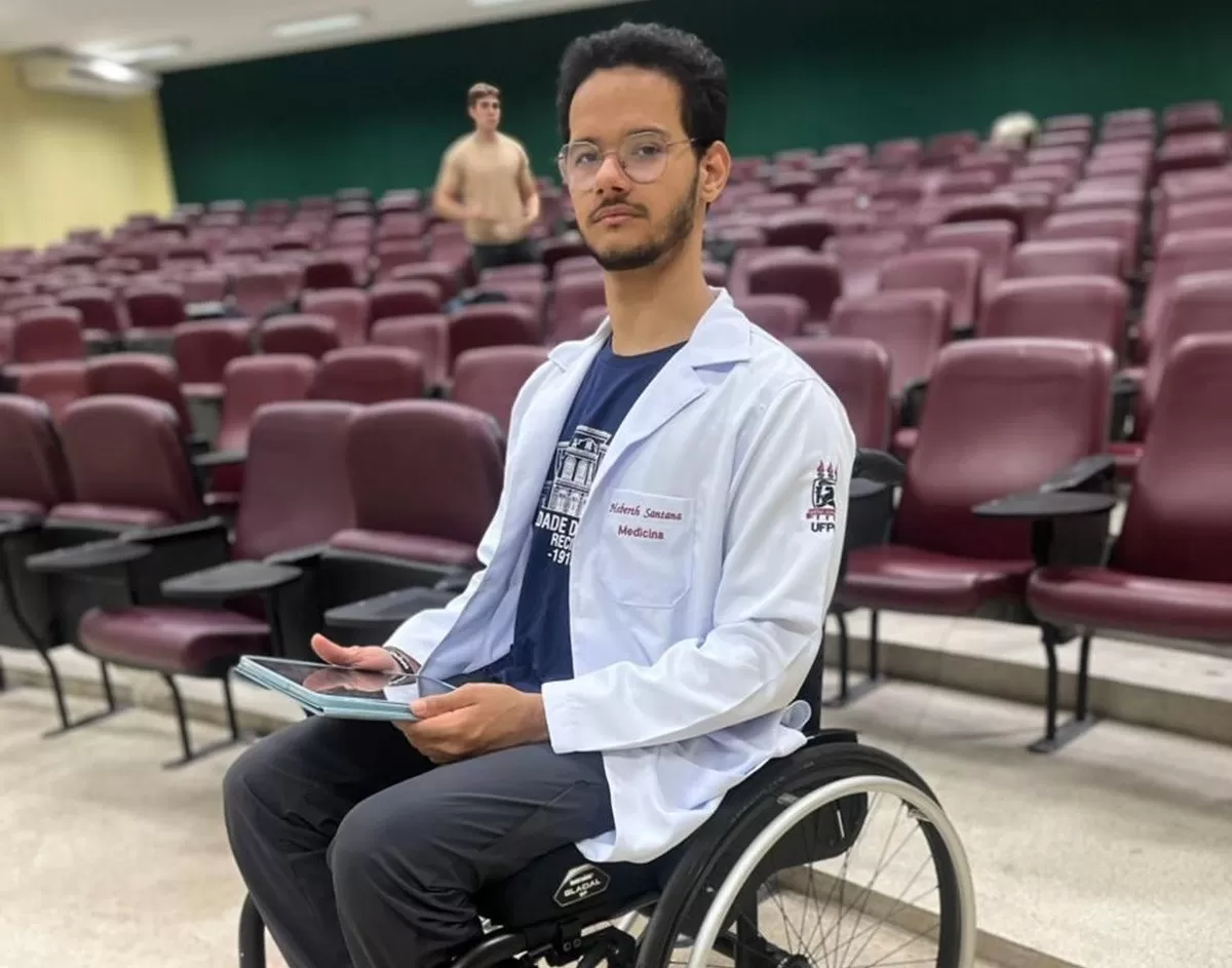 Jovem descobre que passou em medicina na UFPE após acordar de coma e ficar paraplégico.