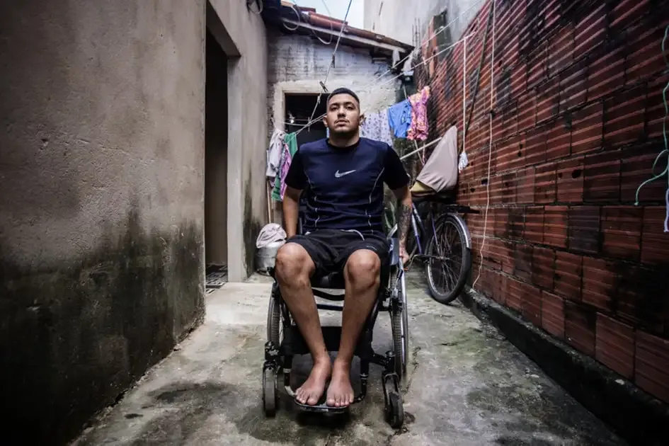 Jovem paraplégico recebe tratamento experimental no Ceará