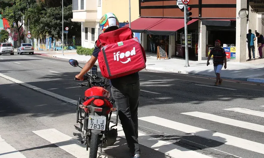 Justiça proíbe INSS de negar benefícios a entregadores automaticamente
