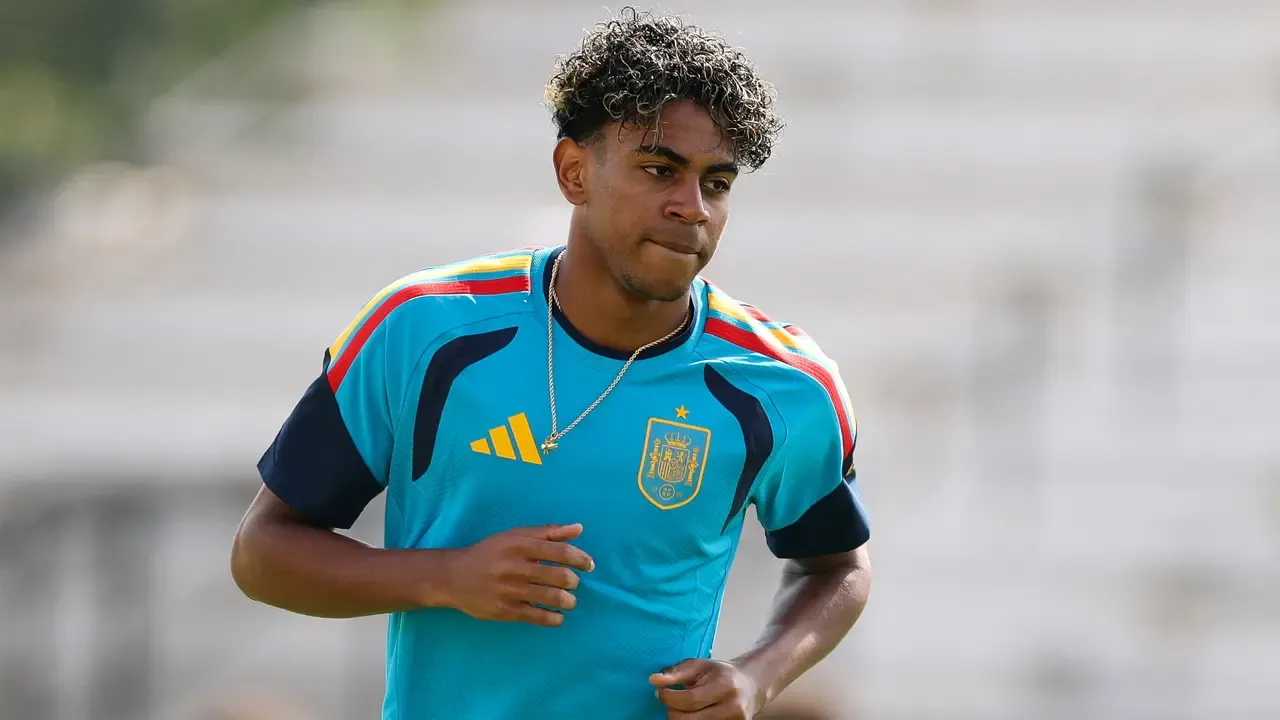 Lamine Yamal começa no banco da Espanha na Copa