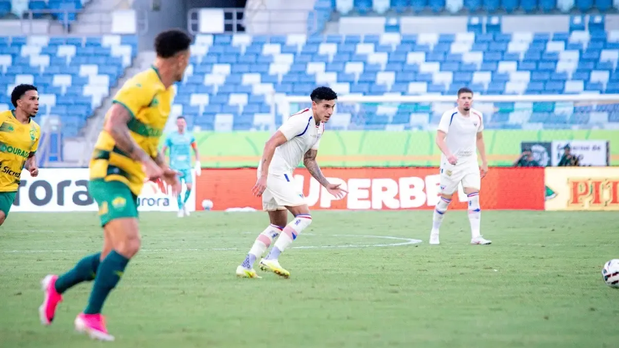 Lateral Fuentes sofre lesão e fica fora da temporada