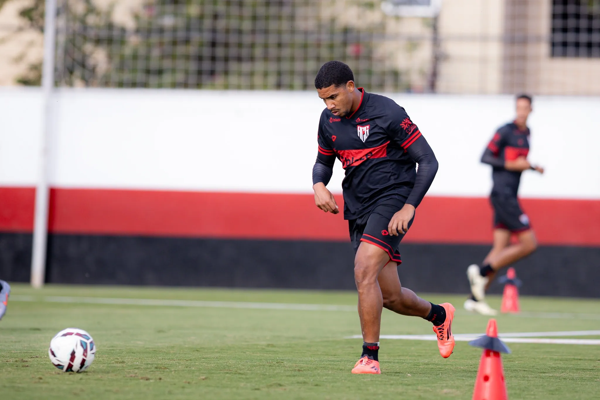 Léo Jacó celebra retorno aos gols pelo Atlético-GO