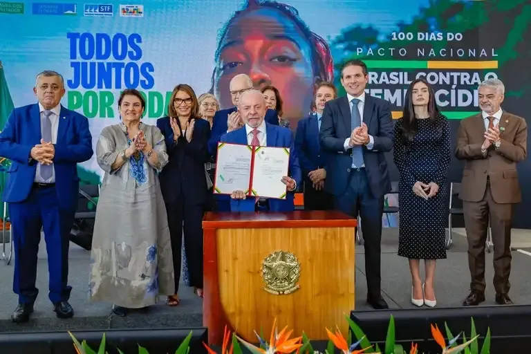 Lula assina decreto para proteger mulheres contra violência digital