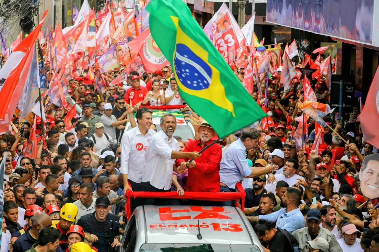 Lula defende fim das bets e jornada 6x1 em ato em Fortaleza
