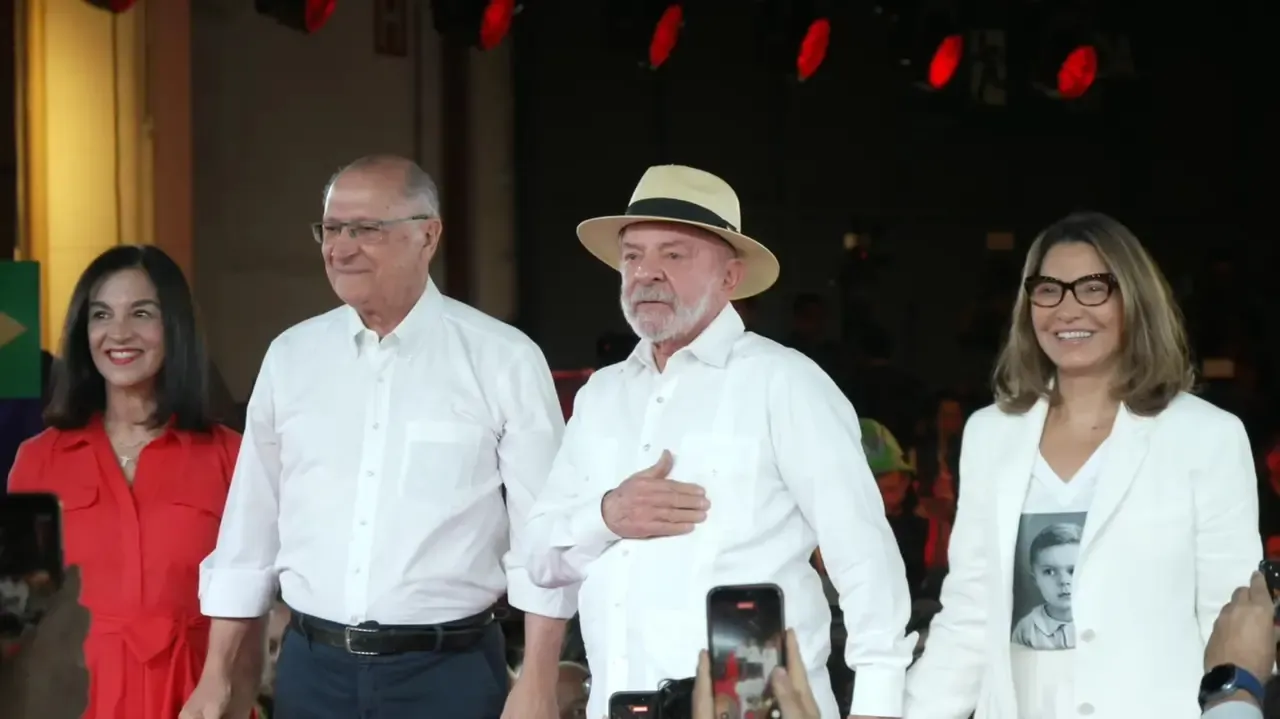 Lula oficializa candidatura à reeleição em convenção do PT