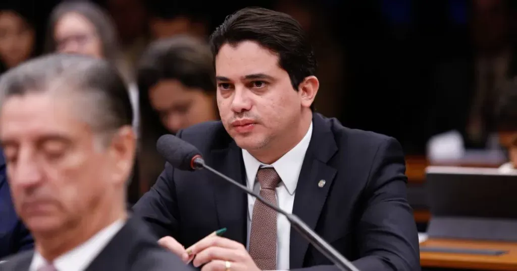 Mano mantém candidatura ao Senado, mesmo com apoio a Cid.