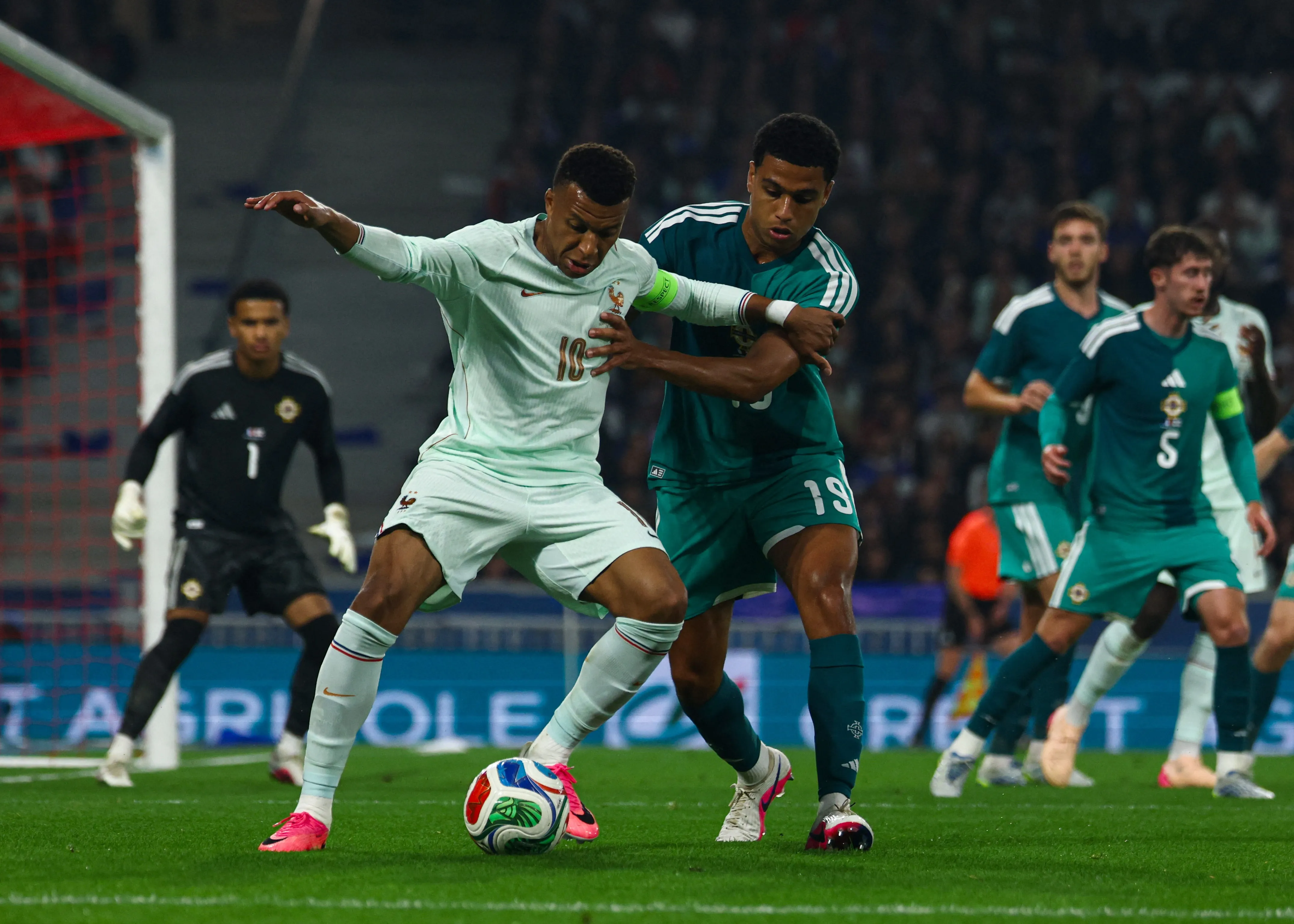 Mbappé emociona ao atender criança cega em treino da França