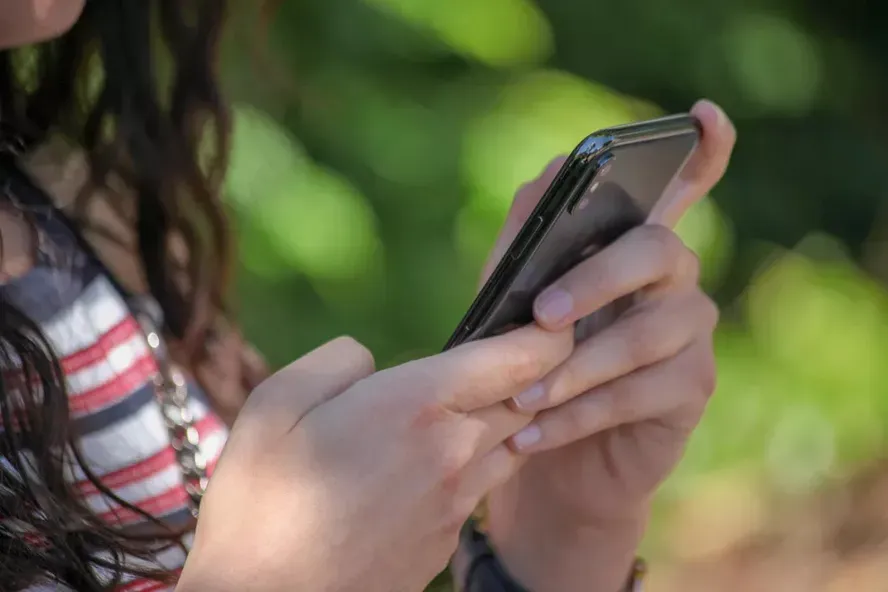 Médicos alertam: redes sociais e tempo de tela para jovens