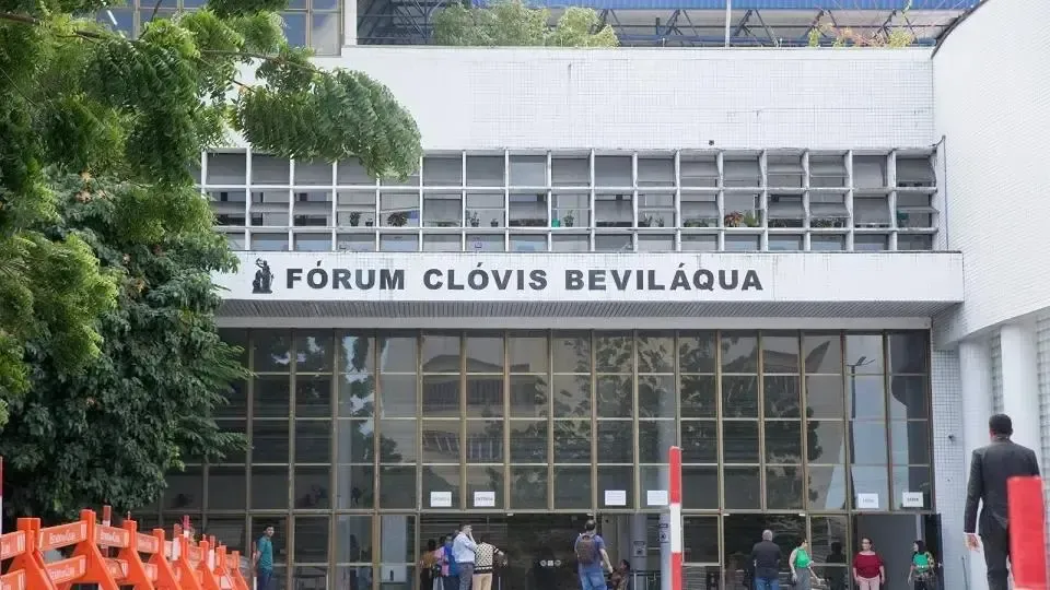Membros do Comando Vermelho condenados a 90 anos por homicídio e 'Tribunal do Crime' em Fortaleza