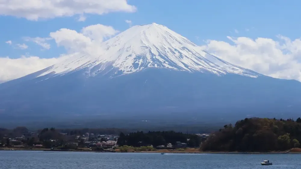 Menino de 7 anos é deixado sozinho no Monte Fuji